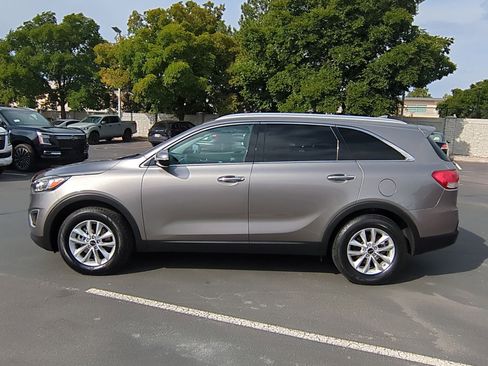 Used 2018 Kia Sorento LX image 9