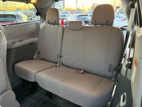 Used 2019 Toyota Sienna XLE image 17
