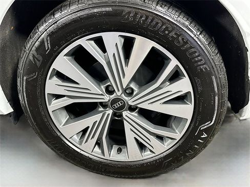 Used 2025 Audi Q4 e-tron Premium w/ Convenience Package image 31