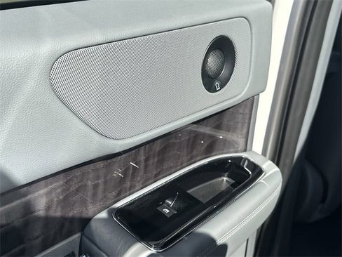 Used 2019 Lincoln Navigator Select w/ Technology Package image 12