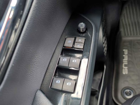 Used 2017 Toyota Prius Prime Advanced image 15