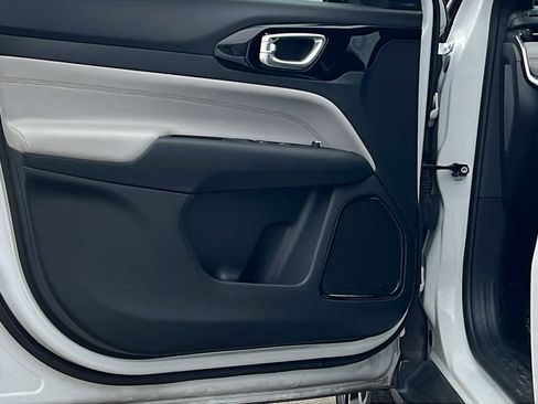 Used 2023 Jeep Compass Limited image 23