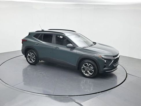 Used 2025 Chevrolet Trax LT w/ Driver Confidence Package FWD image 40