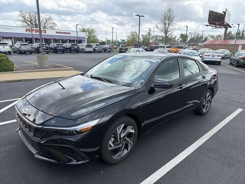 Used 2025 Hyundai Elantra Sport image 2
