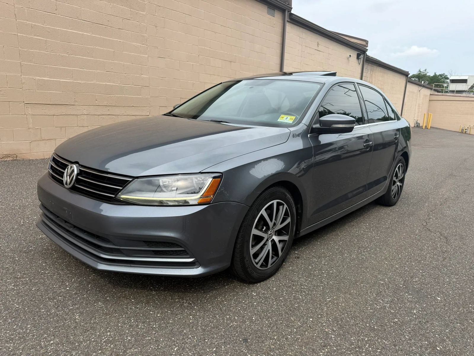 Used 2017 Volkswagen Jetta SE FWD image 3