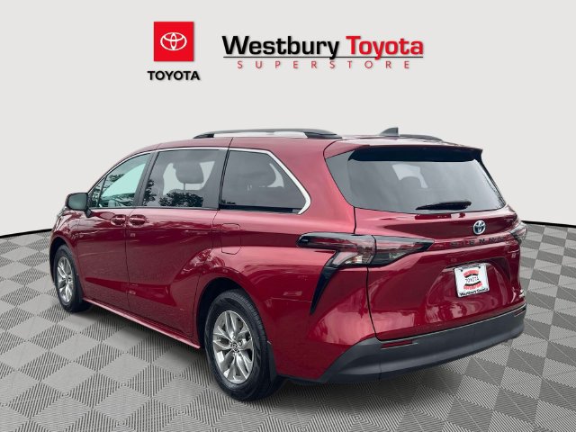 Used 2024 Toyota Sienna LE FWD image 11