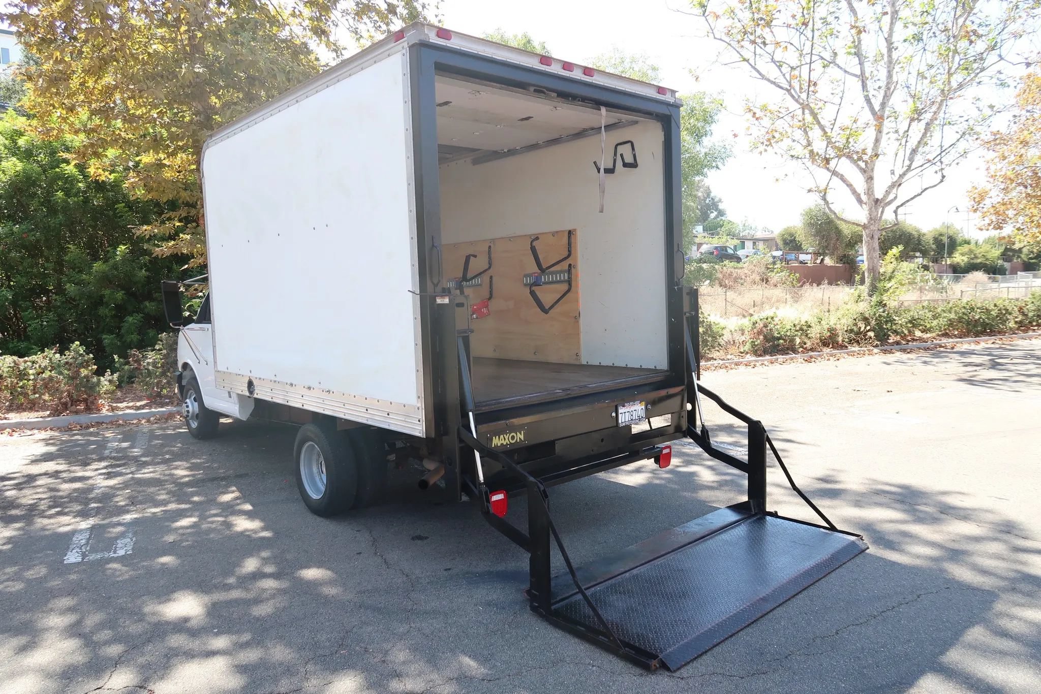 Used 2004 Chevrolet Express 3500 w/ Chrome Appearance Package RWD image 22