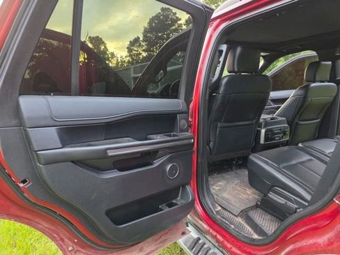 Used 2019 Ford Expedition XLT w/ Equipment Group 202A AWD/4WD image 13