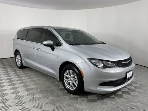 Used 2022 Chrysler Voyager LX image 5