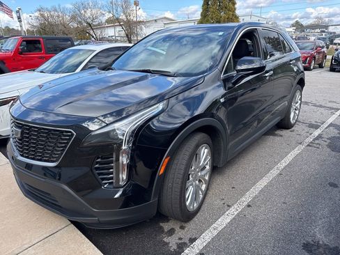 Used 2022 Cadillac XT4 Luxury w/ Cold Weather Package image 2