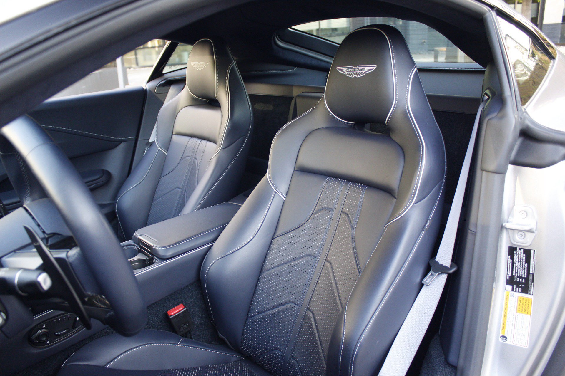 Used 2025 Aston Martin V8 Vantage Coupe RWD image 40