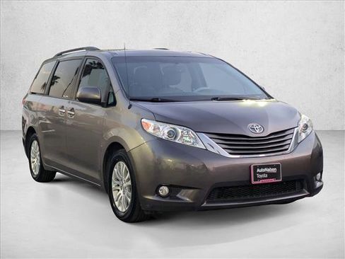 Used 2014 Toyota Sienna XLE image 3