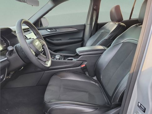 Certified 2025 Jeep Grand Cherokee Altitude RWD image 15