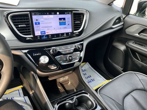 Certified 2025 Chrysler Pacifica Limited FWD image 12