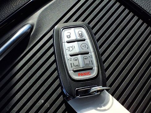 Used 2025 Chrysler Pacifica Limited image 11