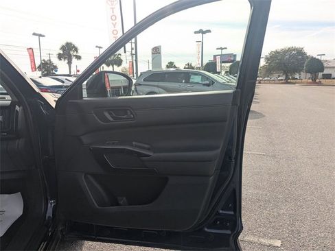 Used 2025 Nissan Pathfinder SV image 32