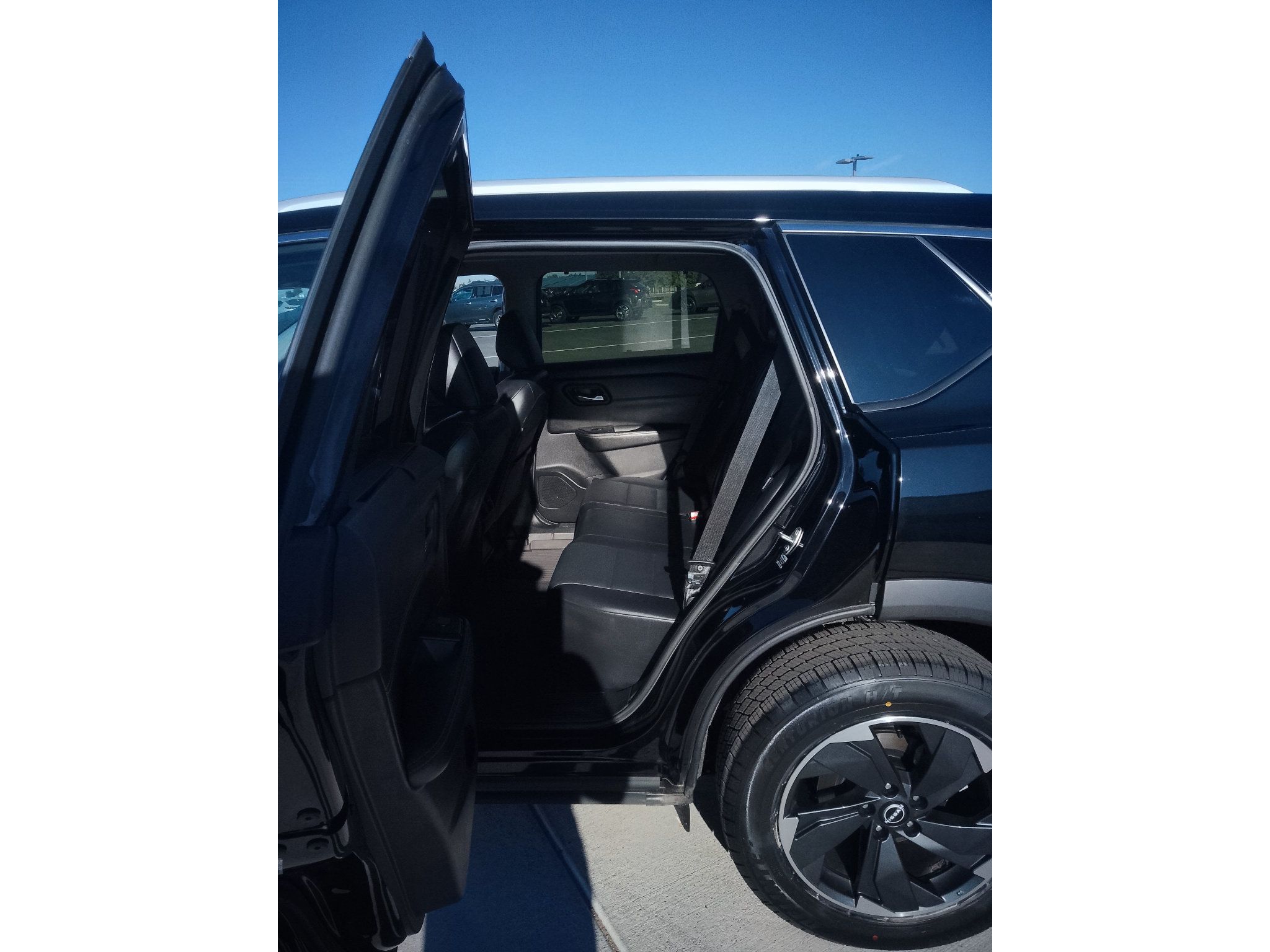 Used 2024 Nissan Rogue SV w/ SV Premium Package AWD/4WD image 9