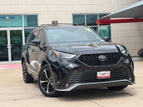 Used 2022 Toyota Highlander XSE image 2