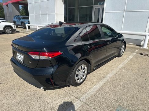 Used 2025 Toyota Corolla LE FWD image 2