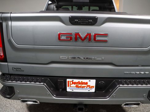 Used 2025 GMC Sierra 1500 Denali w/ Technology Package AWD/4WD image 8