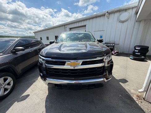 Used 2023 Chevrolet Silverado 1500 LT AWD/4WD image 8