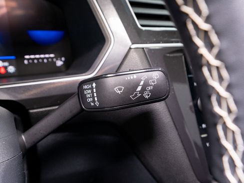 Used 2023 Volkswagen Tiguan SE image 24