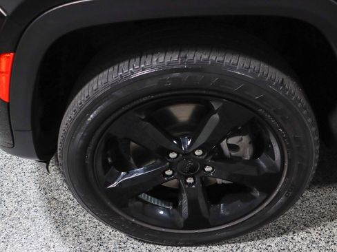 Used 2022 Jeep Grand Cherokee L Laredo image 11