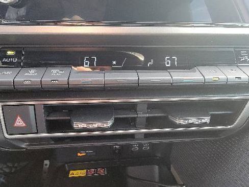 Used 2025 Toyota Camry SE w/ Convenience Package image 15