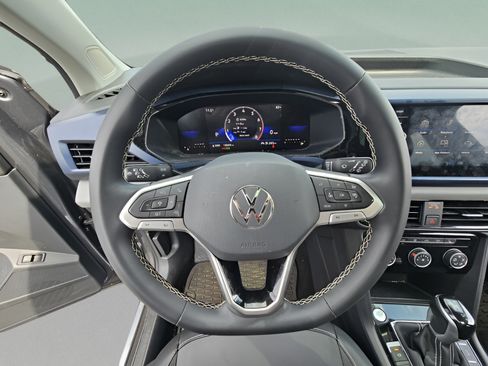Used 2023 Volkswagen Taos SE w/ Panoramic Sunroof Package FWD image 21