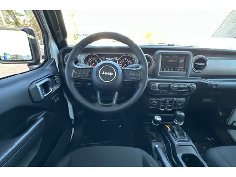 Used 2022 Jeep Gladiator Sport AWD/4WD image 16