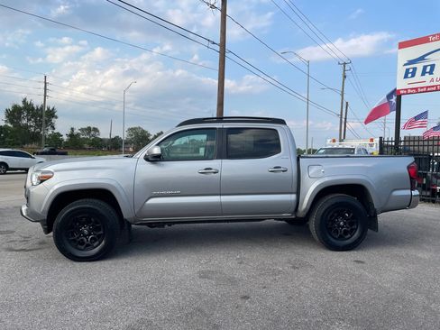 Used 2021 Toyota Tacoma SR5 AWD/4WD image 2