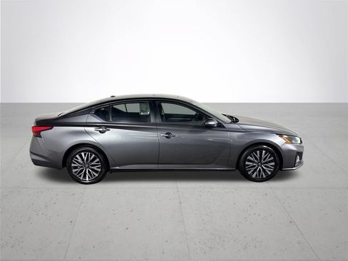 Used 2023 Nissan Altima 2.5 SV w/ SV Premium Package FWD image 5