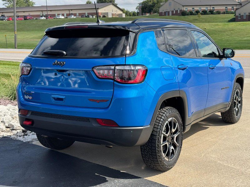 Used 2025 Jeep Compass Trailhawk AWD/4WD image 3