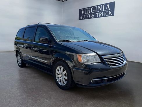 Used 2014 Chrysler Town & Country Touring image 2