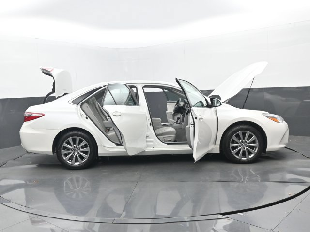 Used 2017 Toyota Camry XLE w/ Moonroof Package FWD image 32