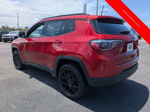 Used 2025 Jeep Compass Latitude w/ Convenience Group AWD/4WD image 5