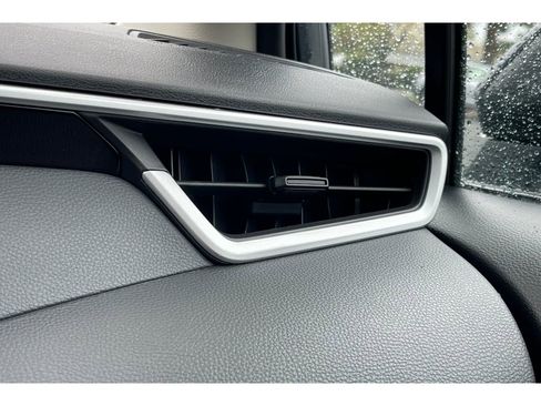 Used 2025 Toyota Corolla LE image 29