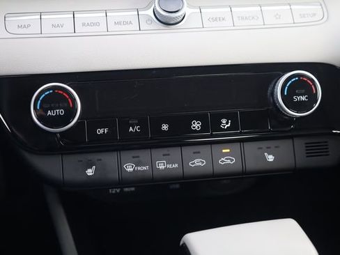 Certified 2025 Hyundai Elantra Limited image 18