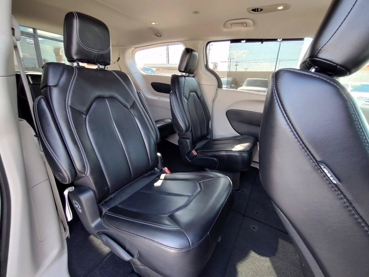 Used 2023 Chrysler Pacifica Touring-L FWD image 44