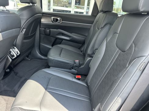 Used 2025 Kia Sorento EX FWD image 12