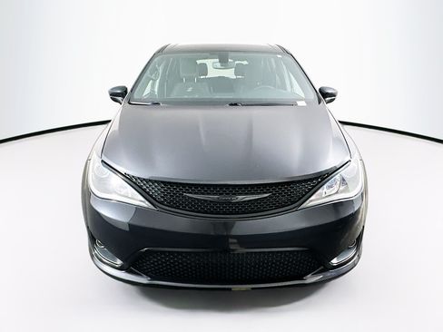 Used 2020 Chrysler Pacifica Touring w/ S Appearance Package FWD image 2