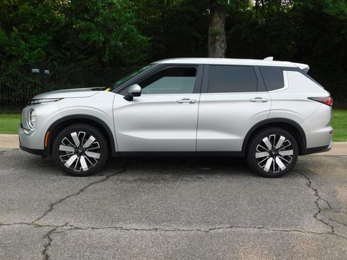 Used 2025 Mitsubishi Outlander SE AWD/4WD image 2