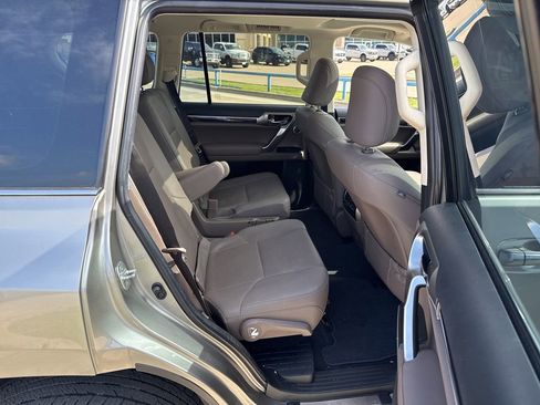 Used 2022 Lexus GX 460 Premium w/ Accessory Package image 12