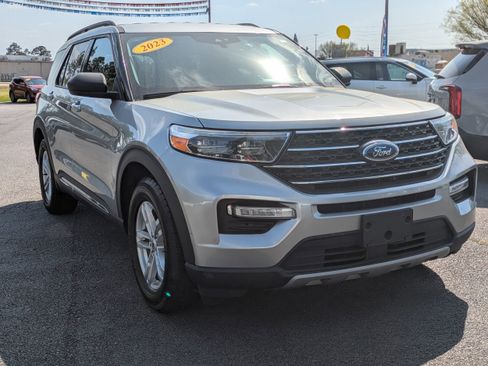 Used 2023 Ford Explorer XLT w/ Equipment Group 202A image 4