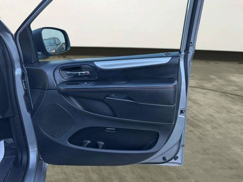 Used 2019 Dodge Grand Caravan GT FWD image 17