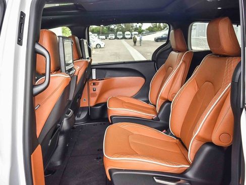 New 2026 Chrysler Pacifica Pinnacle image 18