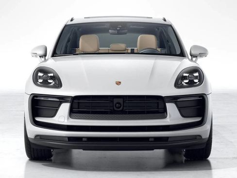 Certified 2026 Porsche Macan AWD/4WD image 4