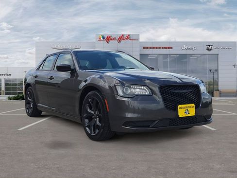 Used 2021 Chrysler 300 Touring w/ Sport Appearance Package image 7