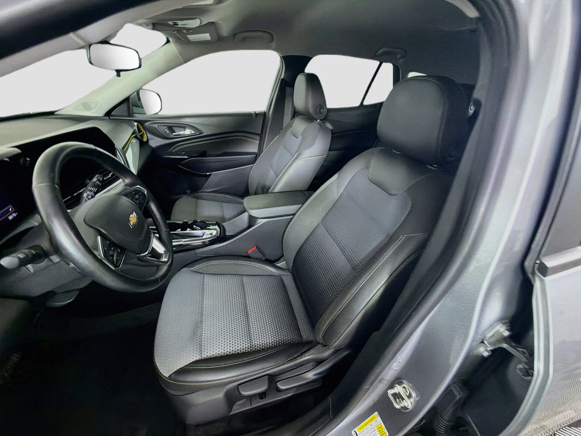 Used 2025 Chevrolet Trax LT w/ LT Convenience Package FWD image 13