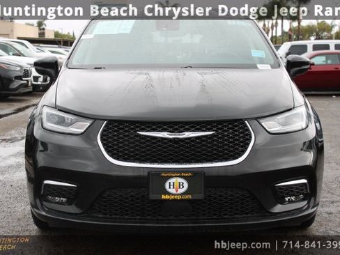 Used 2023 Chrysler Pacifica Touring-L image 2